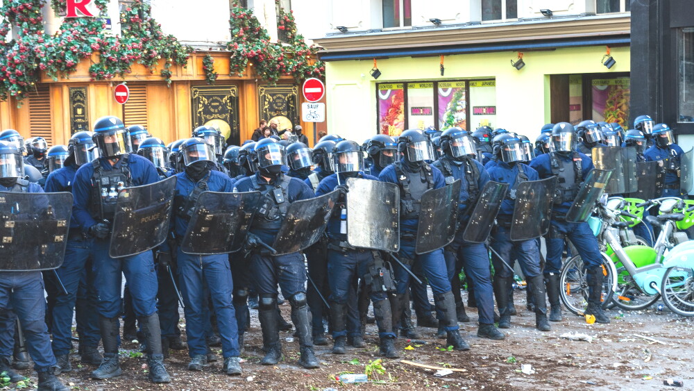 Thousands of police officers place their bodies between the horde that sets fire to everything it finds, prevents residents from going down into the streets in safety, and forces thousands of schools to close. Image: Police officers during the urban riots in Paris; October 8, 2026.