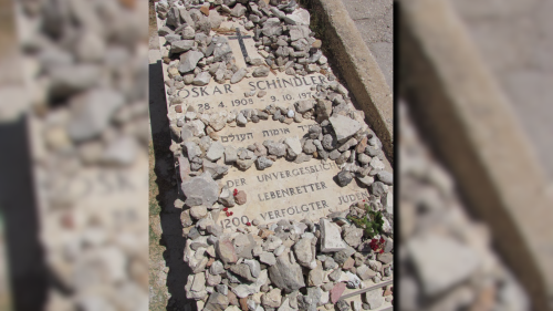 Schindler's grave in Jerusalem. The Hebrew inscription reads: "Righteous Among the Nations"; the German inscription reads: "The Unforgettable Lifesaver of 1200 Persecuted Jews".