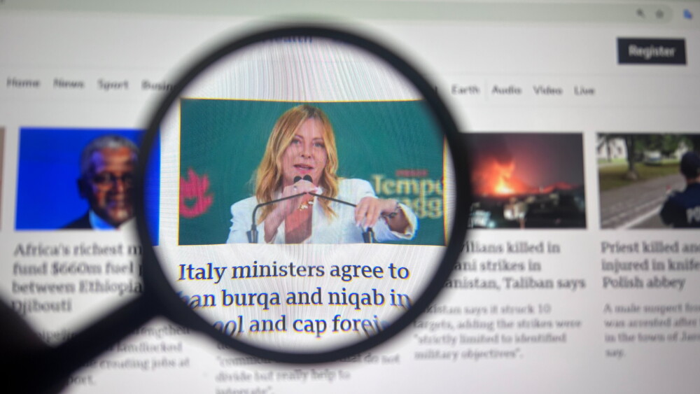 Italy has approved a decree-law banning face coverings in schools, which has incited an angry response from Islamist leaders in Italy and the United States.