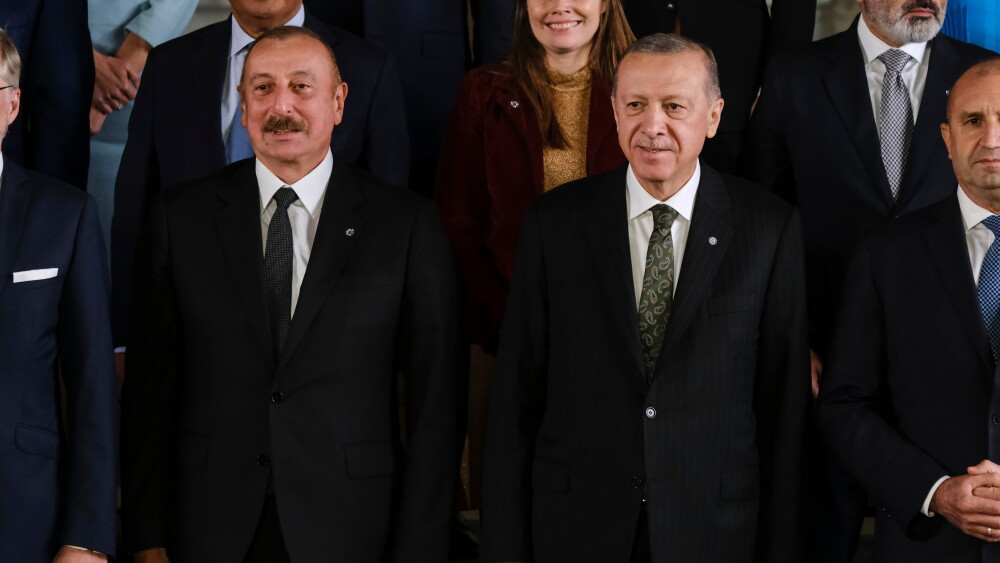 Azerbaijani President Ilham Aliyev (L) and Turkish President Recep Tayyip Erdoğan during the European Political Community summit in Prague; Oct. 6, 2022.