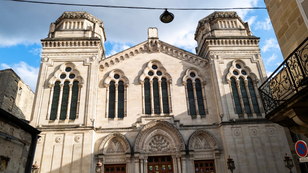 France is home to approximately half a million Jews, the largest Jewish community in Europe and one of the most important in the world. It is a well-established community with deep ties to Israel. Yet in recent years, the reality surrounding it has been changing. Image: The Bordeaux Synagogue, France.